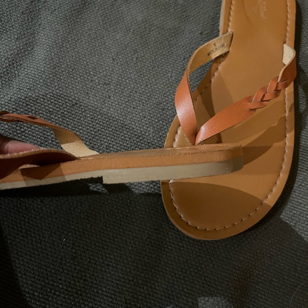 Universal Thread Flip Flops